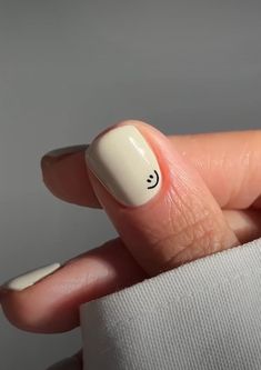 Natural Base Nails With Design, Very Simple Nails Short, Neutral Nails Cute, Nail Ideas For Shorter Nails, Small Cute Nail Designs, Super Simple Short Nails, Easy Two Color Nail Designs, Minimalist Nail Art Fall, White Design Nails Short