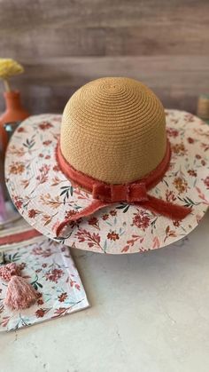 Diy Sun Hats For Women, Embroidered Sun Hat, Diy Sun Hat, Diy Sunhat, Painting Hats, Straw Hat Diy, Straw Hat Crafts, Pencil Vase, Happy Hat