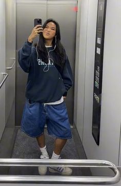 Chica Hip Hop, Pakaian Hipster, Cargo Pants Outfits, Baggy Style, Tomboy Outfits, Looks Street Style, Swaggy Outfits, Mode Inspiration, Streetwear Outfit