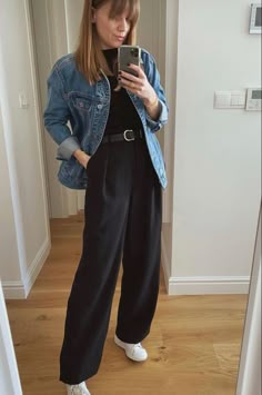 Tailored Pants Street Style, Pant Trousers Women Outfit With Sneakers, Casual Wide Leg Black Pants Outfit, Black Trouser Outfit Casual, Black Pants And Denim Jacket, All Black Wide Leg Pants Outfit, Black Dress Pants Casual Outfit, Wide Leg Slacks Outfit Business Casual, Pta Outfit Ideas