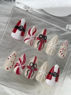 Red Christmas Press on nails are available in different sizes, length, and shape. Nails can last up to 2-3 weeks if properly taken care! All press on orders come with 10 nails, nail glue, mini filer, wooden cuticle pusher, mini filer, and nail tab stickers.  Please be sure to choose the closet and most accurate nail size that fits just for you. I am not responsible for your mistaken nail sizes! Christmas Themed Nails, Nail Art Noel, Themed Nails, Christmas Nails Easy, Christmas Gel Nails, Pretty Gel Nails, Winter Nail Art