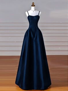 Semplice abito da ballo in raso a blu scuro a-line, abito formale lungo blu scuro Dark Blue Graduation Dress, Prom Dresses Dark Blue Long, Dark Blue Ball Dress, Dark Blue Outfit Ideas, Simple Ball Dress, Pretty Prom Dresses Long, Dark Blue Dress Formal, Simple Long Gown, Dark Blue Satin Dress