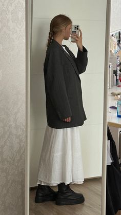 White Long Skirt Winter Outfit, Winter Outfit With Long Skirt, Long Skirt Outfit For Winter, White Skirt Autumn Outfit, Long White Skirt Winter Outfit, White Skirt Outfit Autumn, Long White Skirt Fall Outfit, White Long Skirt Outfit Winter, Winter White Skirt Outfit