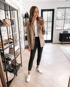 Light Tan Blazer Outfits Women, Tan Blazer Outfits, Business Casual Jeans, Business Casual Dress Code, Blazer Outfits Casual, Classic Outfit, Business Casual Outfits For Work