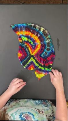 Cool Tie Dye Patterns Step By Step, Advanced Tie Dye Patterns, Tie Dye Ideas Pattern, Tye Dye Designs, Tie Dye Techniques Pattern, Tye Dye Ideas, Cool Tie Dye Patterns, Tie Dye Painting, Tye Dye Patterns