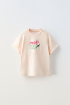 Pink Slogan T-shirt With Short Sleeves, Trendy Crew Neck T-shirt With Embroidered Text, Zara Summer T-shirt With Text Print, Zara T-shirt With Letter Print And Relaxed Fit, Trendy Zara Graphic Print T-shirt, Summer Short Sleeve T-shirt With Embroidered Text, Spring Letter Print Short Sleeve T-shirt, Zara Pink Casual T-shirt, Zara T-shirt With Letter Print For Spring