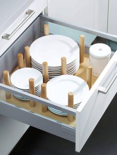 an open drawer with plates in it and the words, stauraumen fur hire koche