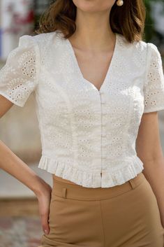 Cette blouse est fabriqué en coton respirant recyclé, ce qui en fait un vêtement confortable et durable. Elle est dotée de boutons classiques, d’une encolure en V et de volants féminins au niveau de l’ourlet, ce qui lui confère une touche de fantaisie. Sa couleur blanche est intemporelle et polyvalente, et s’associe sans effort à la plupart des pantalons de votre garde-robe. Les mannequins mesurent : Blanc : 173cm, taille XS; Broderie blanche : 1 Cotton Embroidery Blouse, Burmese Clothing, How To Wear A Scarf, Fashion Top Outfits, Slow Fashion Brands, Easy Trendy Outfits, White Embroidery, Clothing Hacks, White Blouse