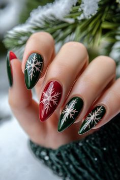 Christmas Nails Red Green Gold, Christmas Nails Green And Red, Red Green Nails, Christmas Nails Red And Green, Green Nails Christmas, Simple Christmas Nail Ideas, Red And Green Christmas Nails, Christmas Nails Green, Zodiac Nail Designs