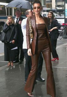 #streetstyle #streetstyleinspiration #fashion #style #bellaghadid Brown Leather Pants, Fest Outfits, Hot Wheel, Looks Street Style, Outfit Look, Fashion Weeks