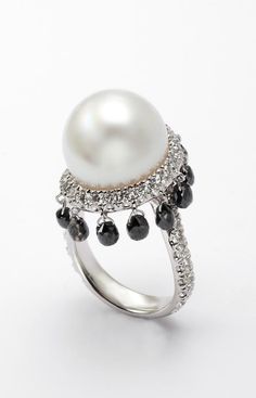 Digo Valenza White Pearl Jewelry, Pearl Rings, Jewels Rings, Jewelry Fashion Trends, Alternative Engagement Rings, Exclusive Jewelry, Bling Rings, Exquisite Jewelry, High Jewelry