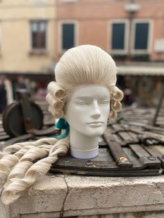 Historical wig from the 1700s, handmade 18th century reproduction IMPORTANT: When purchasing, indicate your telephone number. It is indispensable for the shipping company. Judge Wig, 18th Century Wigs, Mens Wigs, Halloween Wigs, Costume Hats, 17th Century, Costume Accessories, 18th Century, Headpiece