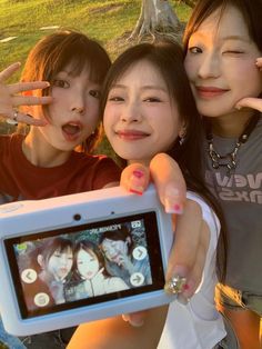 3 Person Poses Friends, Trio Pictures Poses, Two Best Friend Poses, Trio Pictures Ideas, Pose Reference Photo Friends, 3 Friends Photoshoot, 3 Person Poses, Friends Ulzzang, Trio Photos