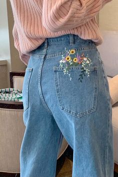 Embroidery Jeans Diy, Clothes Embroidery Diy, Diy Vetement, Jean Pockets, Painted Jeans, Denim Pants Women, Embroidery On Clothes, Cute Embroidery, 자수 디자인