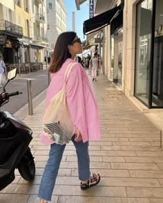 Pink Stripe Shirt Outfit, Pink Striped Shirt Outfit, Pink Striped Shirt, Europe Travel Outfits, Simple Summer Outfits, Travel Outfits, Mode Vintage