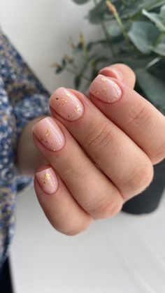 #поталь #маникюр #нежныйманикюр #нюдовыйманикюр #светлыеногти Subtle Gel Nails, Short Gold Nail Designs, Nude Nails Design Ideas, Short Nail Designs Wedding, Nails Sprinkles, Minimal Nails Design, Nude Gold Nails, Gold Nail Designs, Magic Nails