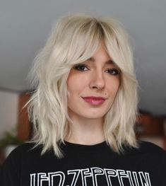 Vibrant Platinum Shaggy Wolf Style 70s Haircuts, Medium Shag Haircuts, 70s Hair, Lob Hairstyle, Shag Hairstyles, Curtain Bangs, Curly Hair Styles Naturally, Hairstyles With Bangs, Wavy Hair