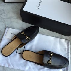 Gucci Shoes Women, Woman Slippers, Gucci Princetown, Shoes Fashion Photography, Mode Turban, Slippers Shoes