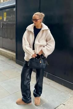 How To Wear UGGs [2023]: 80 Modern Outfits With Classic Mini, Ultra Mini, Slippers, And More Teddy Jacket Outfit, How To Wear Uggs, Winter Moodboard, Outfit With Uggs, Ugg Boots Outfit, Adrette Outfits, Winter Mode Outfits, Classy Business Outfits, Mini Outfit