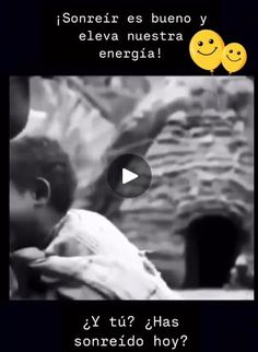 a black and white photo with two yellow smiley faces on it, the caption is in spanish