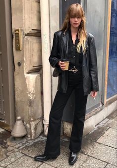 model fever - Cool and chic Rockstar Ideas Outfit, 90s All Black Outfit, 70s Leather Jacket Outfit, Vampirecore Fashion, 70s Rockstar Fashion, 70s Rock Fashion, Rock Star Outfit, Outfits 70s, 70s Outfits