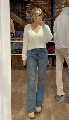 Long Straight Jeans Outfit Winter, Aesthetic Outfits Wide Leg Jeans, How To Style Straight Wide Leg Jeans, Blue Wide Leg Jeans Outfit Aesthetic, Simple Wide Leg Jeans Outfit, Loose Straight Jeans Outfit Women, High Waist Blue Jeans Outfit, Straight Fit Jeans Outfit Women Winter, Straight Fit Jeans Outfit Ideas