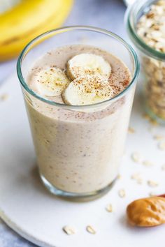 This banana oatmeal smoothie makes a nutritious breakfast that will keep you full for longer. It’s thick, rich, smoothie and delicious! Smoothie Oatmeal, Oat Milk Smoothie, Banana Yogurt Smoothie, Oats Smoothie Recipes, Banana Oat Smoothie, Smoothie Without Yogurt, Smoothie Protein