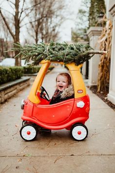 10 Photos To Take for Baby’s First Christmas Toddler Christmas Photos, Baby Christmas Photography, Christmas Baby Pictures, Baby Christmas Photos, Xmas Photos, Family Christmas Pictures, Shower Bebe, Christmas Family Photos