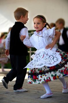 Hungarian Clothing, Polish Traditional Costume, Hungarian Dance, Hungary Travel, Hungarian Embroidery, Kids Around The World, Shall We Dance, Wine Cellars, Beautiful Costumes