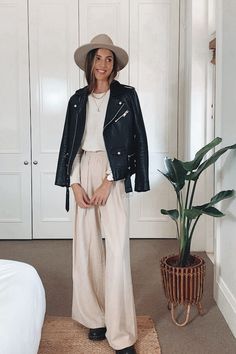 Wide Leg Pants Outfit Work, Trouser Pants Outfits, Minimal Chic Outfit, Wide Pants Outfit, Wide Leg Trousers Outfit, Pants Outfit Ideas, Spring Summer Capsule Wardrobe