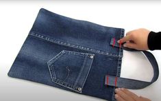 Denim Purse Diy, Diy Jeans Bag Tutorial, Diy Jean Bag, Crossbody Bag Diy, Bag From Old Jeans, Fun Denim, Sewing Pockets