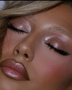 Cool Tone Pink Eyeshadow, Pink Glowy Makeup Looks, Soft Glam Makeup Sparkle, Pink Edgy Makeup, Glitter Shadow Makeup, Bridal Shower Makeup Guest, Concert Makeup Looks Easy, Shimmery Eyeshadow Looks