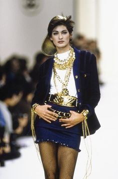 Chanel Fall 1991 Ready-to-Wear collection, runway looks, beauty, models, and reviews. Chanel Fall 1991, Chanel Winter, Vintage Runway Fashion, Fashion Through The Decades, Moda Chanel