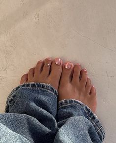 Pedi Gel Ideas, Mani Pedi Inspiration, Summer Nails Hands And Toes, Pretty Toenail Colors, Manicures And Pedicures, Toe Nail Colors French Tip, Nails Ideas Feets, Cool Pedicure Ideas, 90s Pedicure