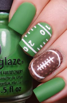 Green is a color for fields. And if the fields you are thinking of are football fields, it still counts. Here’s a matte football design for fans out there. Nail Art Vert, Nails Manicures, Frozen Nails, Football Moms