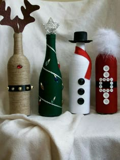 Holiday Wine Bottle Crafts, ขวดโหล Mason Jar, Wine Bottle Christmas Decorations, Wine Bottle Crafts Christmas, Holiday Wine Bottles, Christmas Wine Bottle, Wine Craft, Christmas Wine Bottles, Wine Bottle Diy Crafts