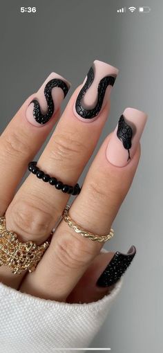 Stylish Manicure, Snake Skin Nails, Black Ombre Nails, Easy Manicure, Gold Nail Designs, Black Acrylic Nails, Indigo Nails, Black Nail Designs, Nail Forms