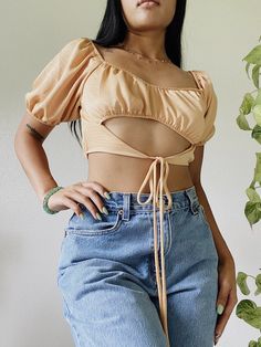 Mara Gold Crop Top Short Social, Blusas Crop Top, Gold Crop Top, Ivy League Style, Colorful Crop Tops, 1990's Fashion, Interview Outfit, Streetwear Fashion Women, Kendall Jenner Style