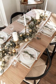 27 DIY Christmas Decor Ideas For Every Room Christmas Table Settings Wooden Table, Xmas Party Table Decorations, Christmas Dinner Table Set Up, Simple Christmas Place Settings, How To Set Table For Dinner Party, Christmas Table Set Up Ideas, Christmas Decor Ideas Dinner Table, Christmas Setting Table, Christmas Table Decoration Ideas