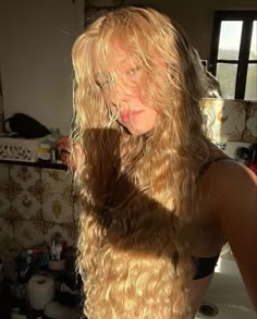 Crimped Hair Aesthetic, Homey Blonde, Blonde Curly Hair Styles, Care For Wavy Hair, Long Blonde Wavy Hair, Long Curly Blonde Hair, Easy Routine, Wavy Beach Hair