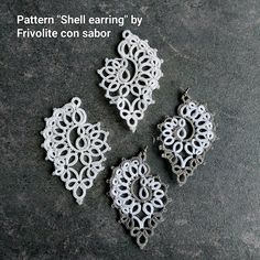 three pieces of white crochet lace on a black surface with text that reads, pattern shell earrings by frvolite con sabor