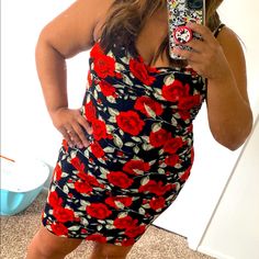 Never Worn (Just To Try On) Red Rose Patterned Body Con Dress. Jr Bridesmaid, Side Split Dress, Red And White Dress, Rose Print Dress, Black Print Dress, Boho Midi Dress, Button Down Shirt Dress, Tropical Dress, Printed Summer Dresses