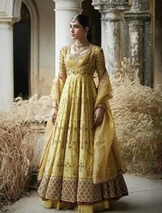 Kathak Costume, Crochet Cable Knit, Lehenga Choli Latest, Mehndi Outfit, Elegant Fashion Outfits, Mehndi Outfits, Pakistani Formal Dresses, Nikkah Dress, Heavy Dresses