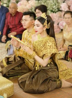 #cambodia #traditional #wedding #weddingdress #khmer #culture #dress #bride Cambodia Traditional Clothing, Hairdos Wedding, Cambodia Culture, Culture Dress, Cambodia Wedding, Hairdo Wedding