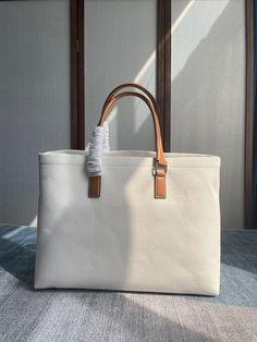 Size: 44cm*32cm*16cm  It comes with Dust box. Care manual. Tag. and Paper bag. Handbag Card, Backpack Fashion, Ladies Clutch, Celine Bags, Lined Notebook, Boston Bag, Canvas Shoulder Bag, New Handbags, Bag Shoulder