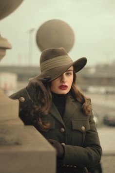 Hat Outfit Ideas, City Fashion Photography, Hat Outfit, Vintage Photoshoot, Glam Photoshoot, Elegant Hats, Street Fashion Photography