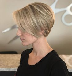 amazingly beautiful haircuts for stylish girls Kort Bob, Κούρεμα Bob, Fine Straight Hair, Straight Hair Cuts, Beautiful Haircuts, Straight Blonde Hair, Short Hairstyles For Thick Hair, Short Straight Hair, Best Short Haircuts