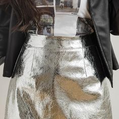 Lumiwanag ngayong season gamit ang aming Esther Metallic Silver Mini Skirt. Tamang-tama para sa anumang maligaya na okasyon, ang naka-istilong palda na ito ay siguradong magpapatingkad. Ginawa gamit ang mataas na kalidad na PU leather, nagtatampok ito ng metallic finish na nakakakuha ng liwanag sa lahat ng tamang paraan.
Dinisenyo na may empire waistline at A-line silhouette, pinapaganda ng palda na ito ang iyong figure at pinapaganda ang iyong mga curve. Ganap din itong may linya para sa karag Silver Skirt Outfits, Metallic Skirt Outfit, Silver Mini Skirt, Silver Trousers, Silver Skirt, Outfit Chic, Porto Rico, Stylish Skirts, Metallic Skirt