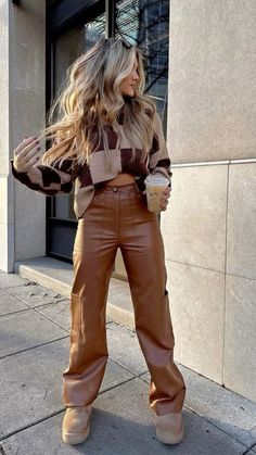 Fall Brown Outfits, Casual Comfy Winter Outfits, Brown Aesthetic Outfits, Brown Leather Outfit, Mom Fits, Brown Leather Pants, Leather Pants Outfit, Estilo Hippie