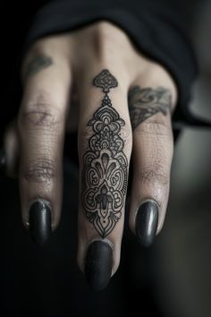 Intricate henna design on a person's finger, with black nail polish. Fine Line Finger Tattoos For Women, Geometric Hand Tattoo, Finger Tattoo Designs For Women, Finger Tattoo Idea, Finger Tattoos For Women, Finger Tattoo Ideas, Middle Finger Tattoos, Thumb Tattoos, Unique Butterfly Tattoos